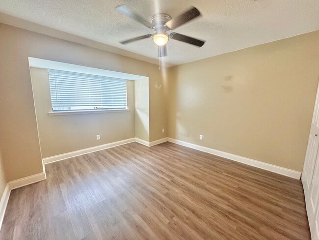 Building Photo - Apartment - Right off Cypress Gardens Blvd!
