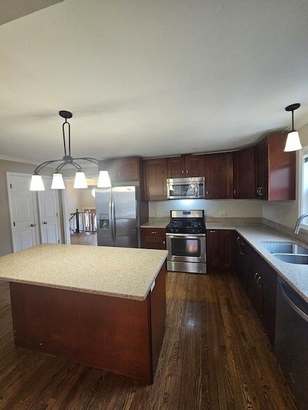 Building Photo - 600 Hawthorne Ln