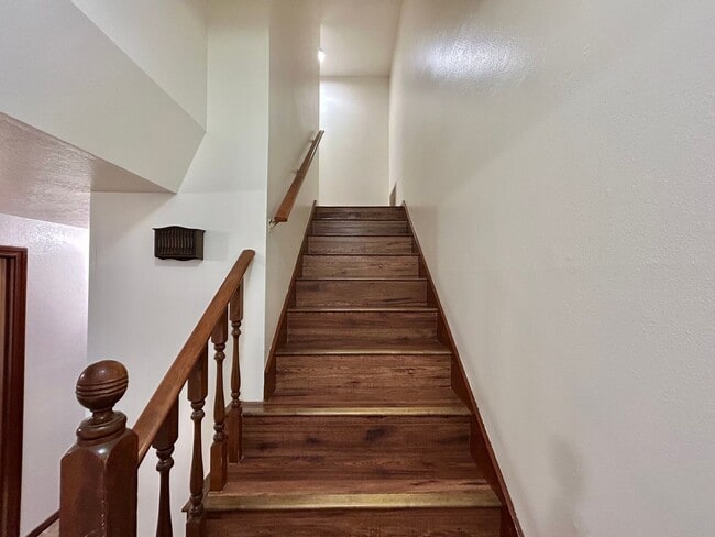 Building Photo - Timeless 5 Bed, 2.5 Bath Home - SW Beaverton