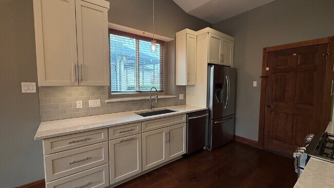 Building Photo - Beautifully Updated 3BR Home in Prime South Austin Location!