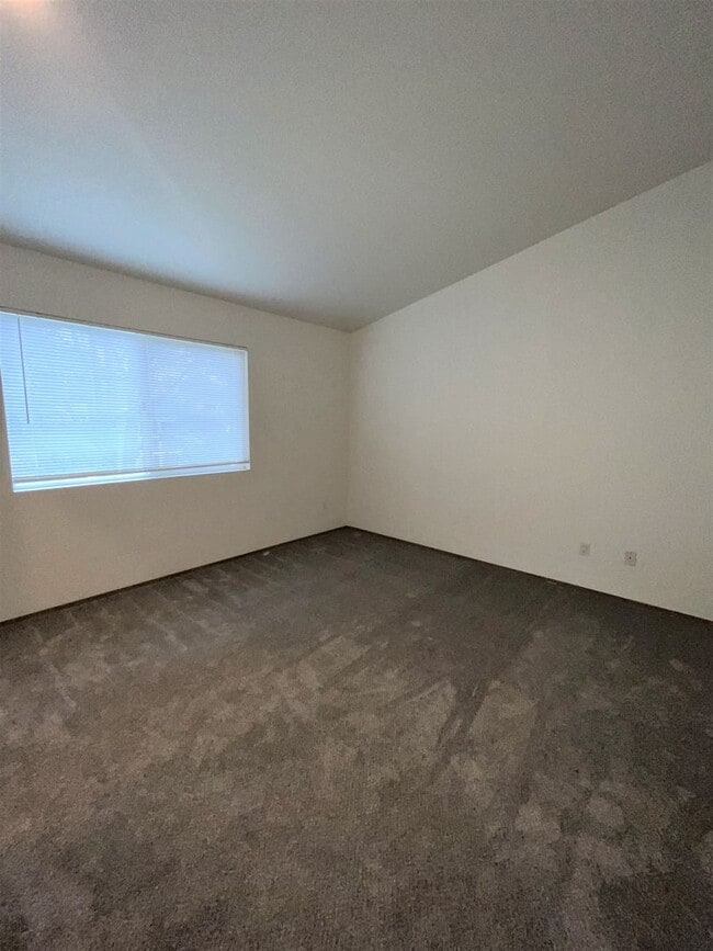 Building Photo - 447 - Townhome in Spectacular Location, 1 Car Attached Garage