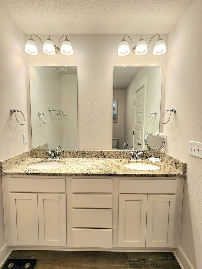 Building Photo - Discover this Stunning 3/2.5 Townhome w/ Pool and Dog Park!