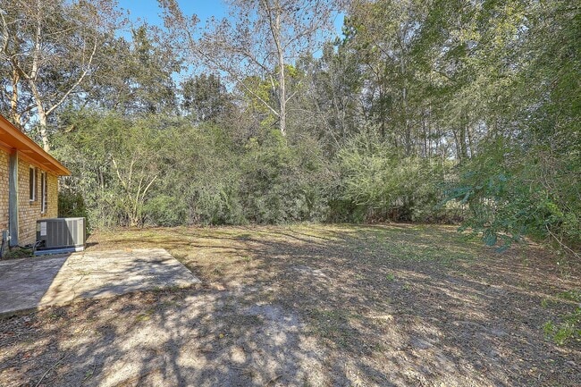 Building Photo - Lovely Ladson Brick Ranch!