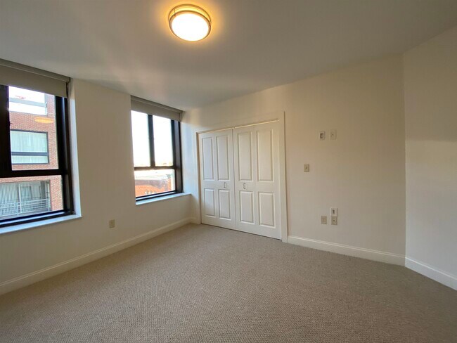 Building Photo - 875 Elm St