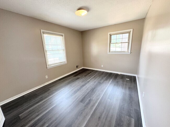 Building Photo - 2105 Hobson Ct