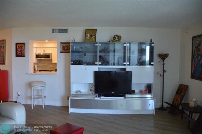 Building Photo - 3090 N Course Dr