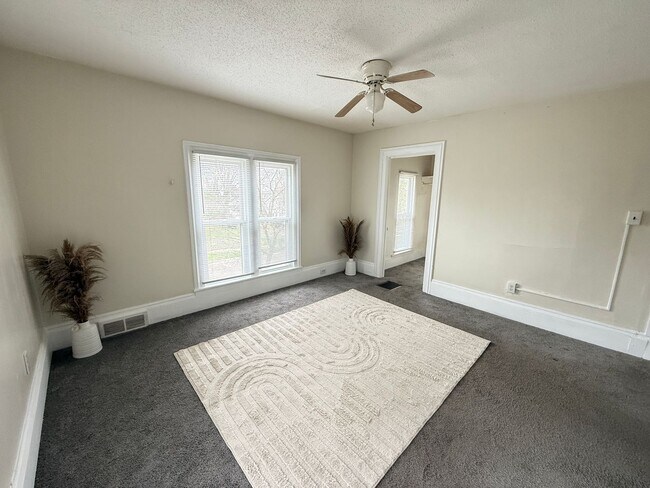 Building Photo - 311 W Mason St