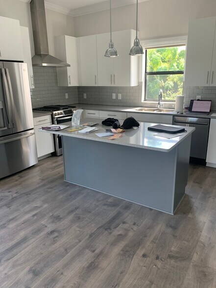 Kitchen - 946 Highland Ave