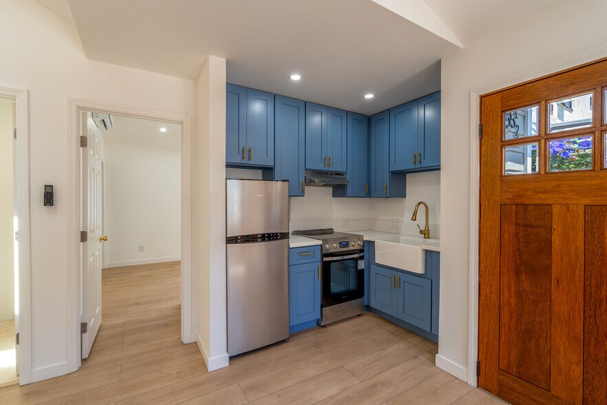 Blue Beachy Kitchen - 355 N Colorado Pl