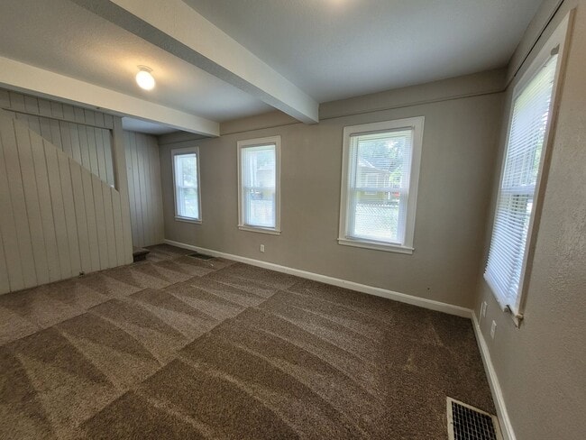Building Photo - 2 bedroom, 1.5 bathroom home with detached garage!