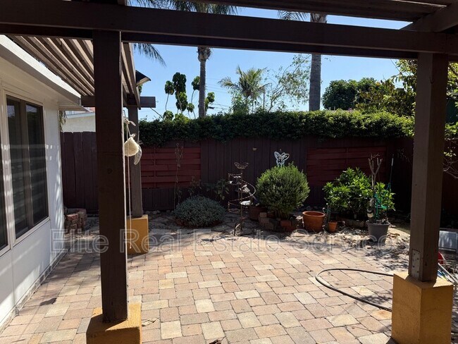 Building Photo - 2155 Montclair St