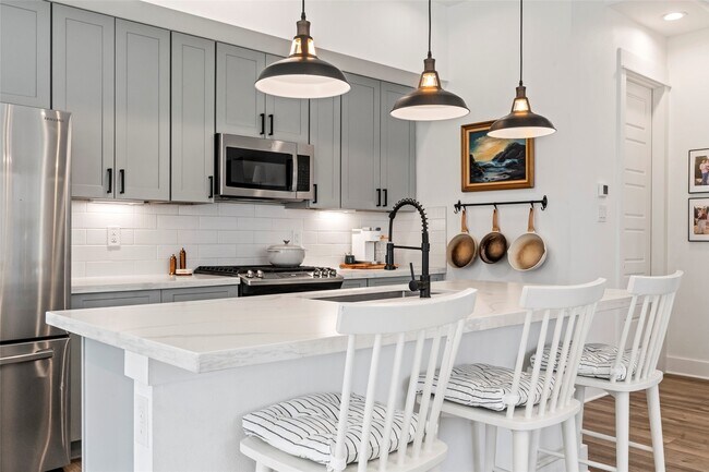 Building Photo - 5202 Pinemont Creek Ln