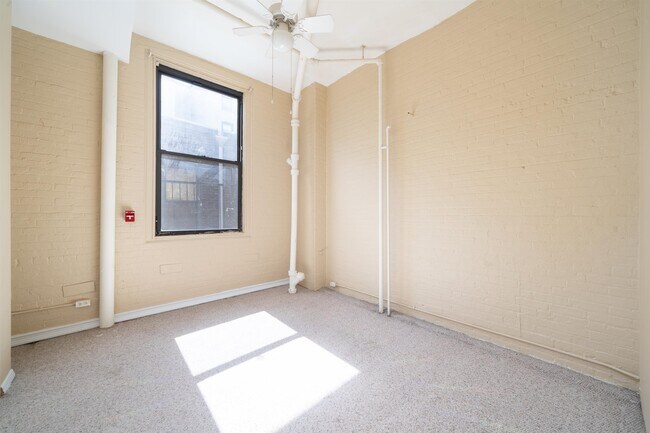 Building Photo - 805 Clinton St
