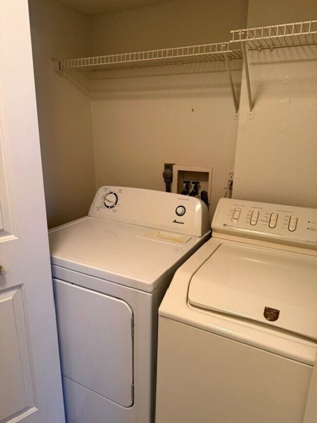 Building Photo - Two Bedroom Two Bath Townhome move in ready!