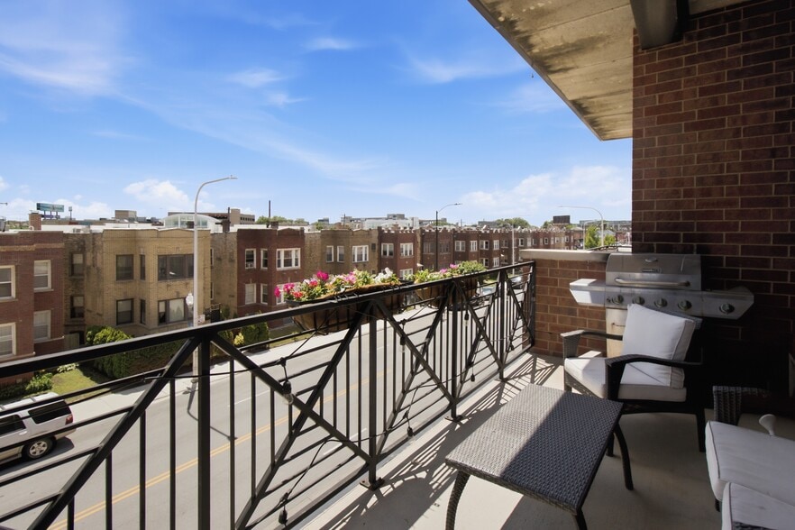 Building Photo - 2801 N Oakley Ave