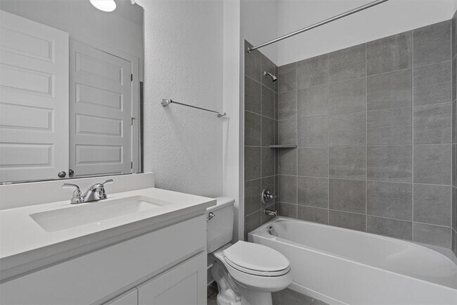 Building Photo - 724 Pinnacle View Dr