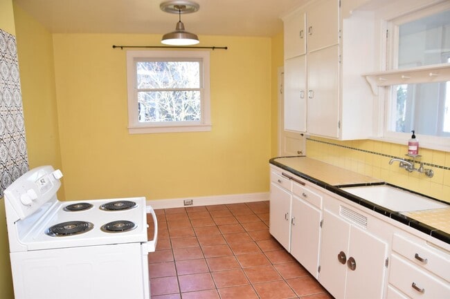 Building Photo - 3 Bedroom 1.5 Bath Hilltop 2 Story Home