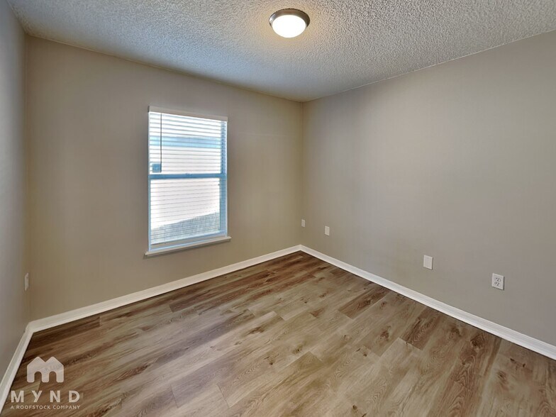 Building Photo - 5704 English Oak Dr S