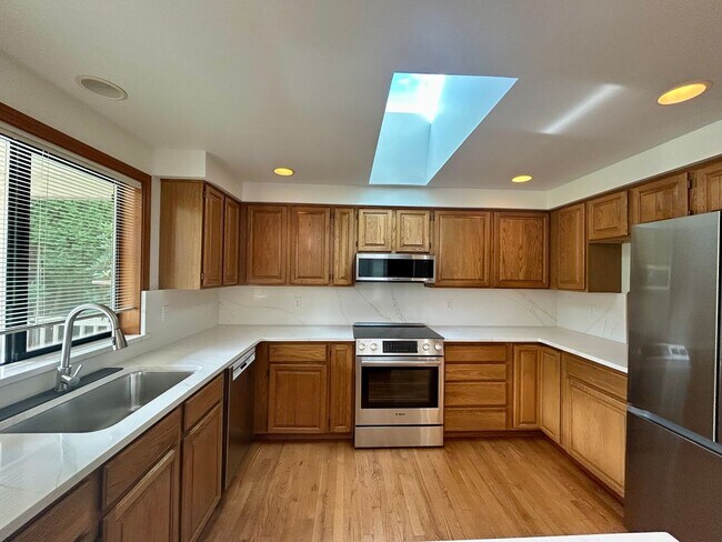 Building Photo - 12371 Rainier Dr