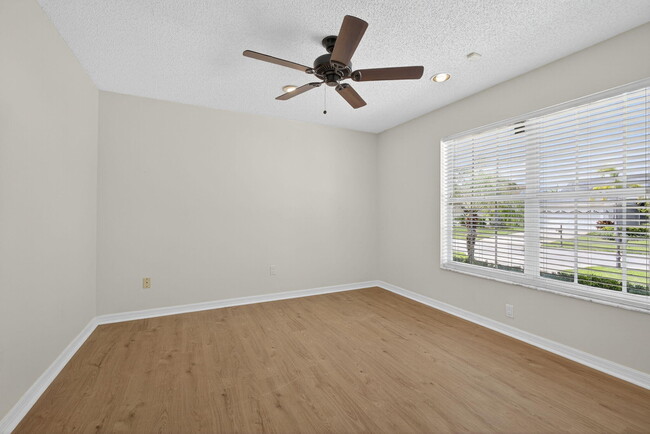 Building Photo - 12865 Meadowbend Dr