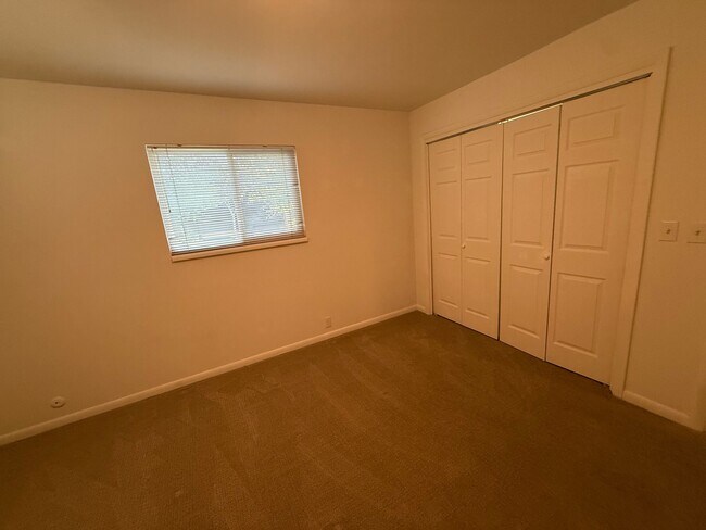 Building Photo - 2258 Claybourne Ave S