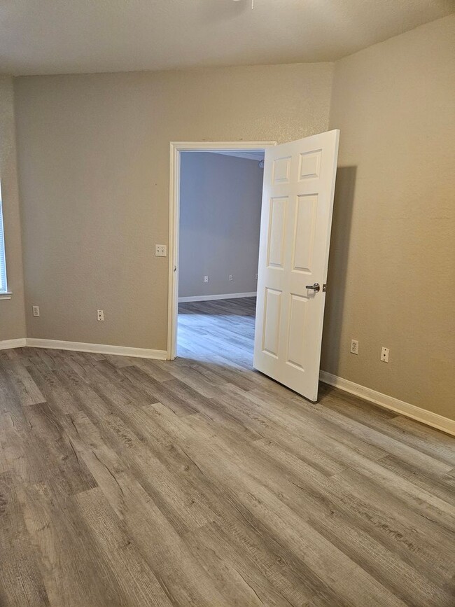 Building Photo - Beautiful Downtown Condo 2/2 Courtyard View FREE WATER/SEWER