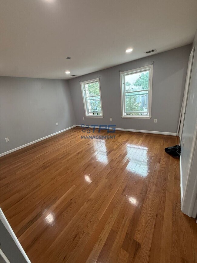 Building Photo - 495 S 18th St