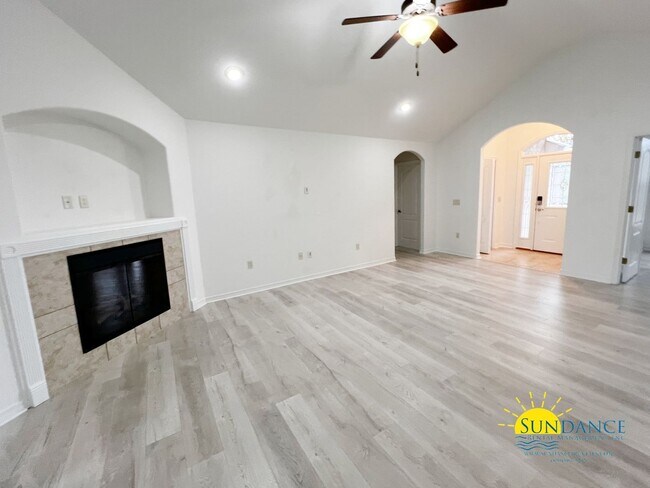 Building Photo - Custom details in this show stopping Crestview home!