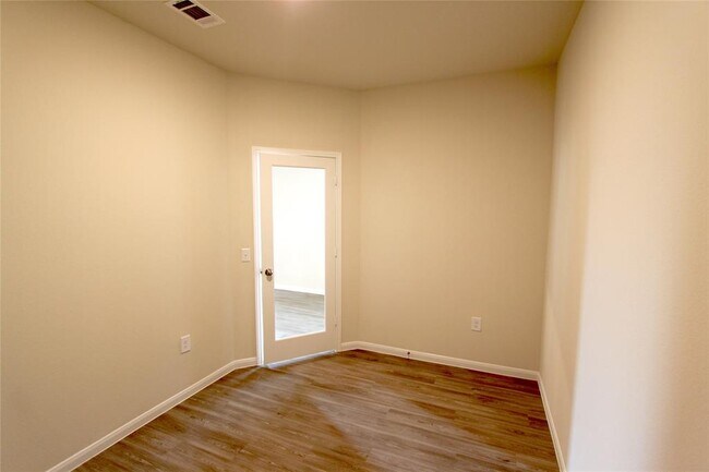 Building Photo - 6423 Lakeview Haven Dr
