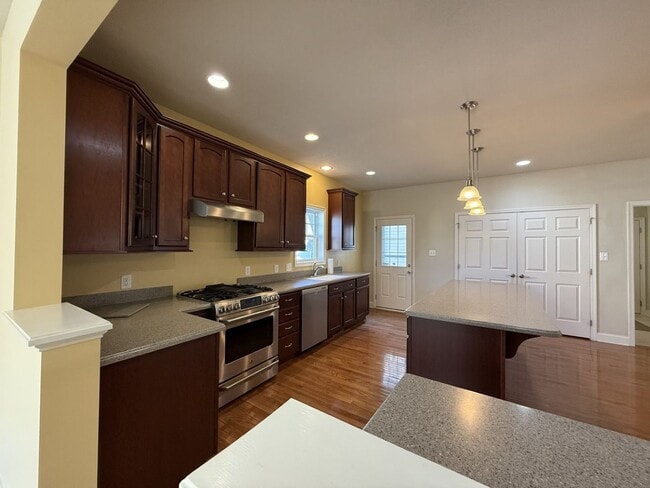 Building Photo - Three Bedroom Collegiate Station Home