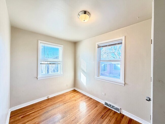 Building Photo - Ideal For Student Housing