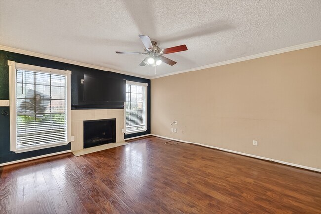 Building Photo - 10615 Briar Forest Dr