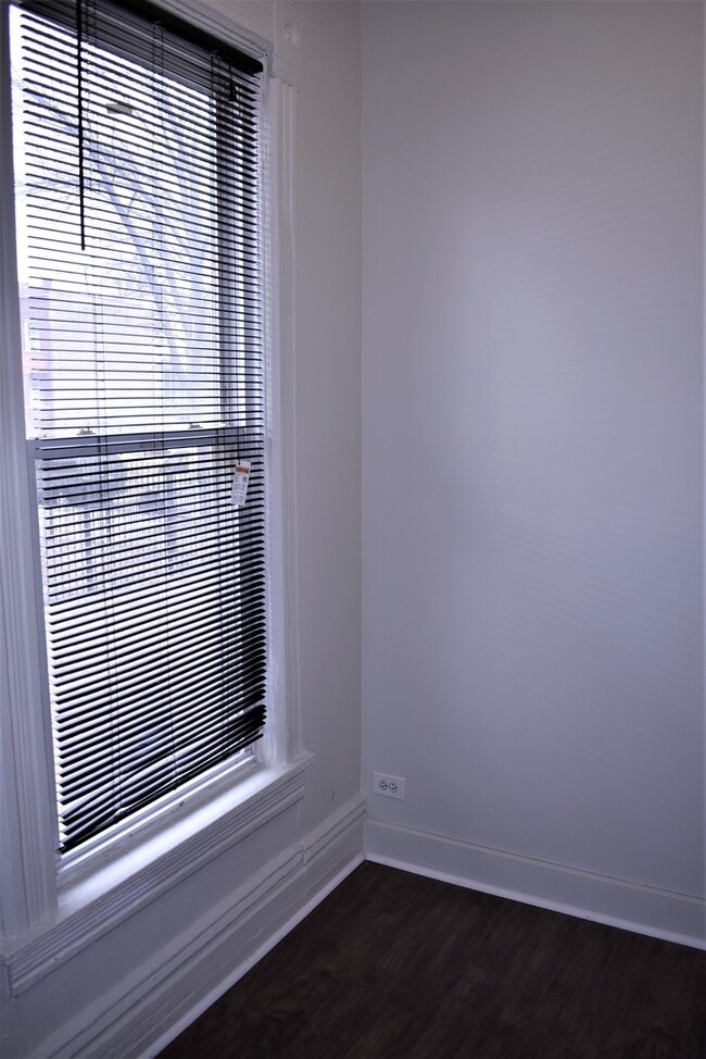 Building Photo - 4835 W Congress Pkwy