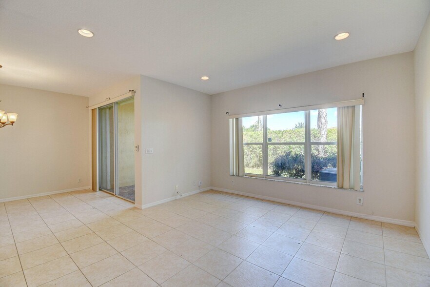 Building Photo - 6414 Park Lake Cir