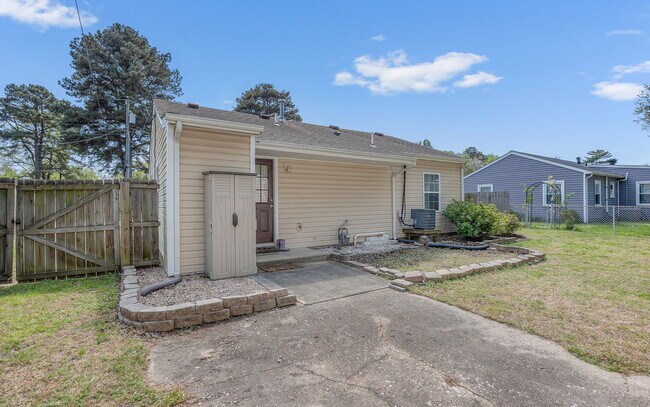 Building Photo - 2408 Sunset Dr