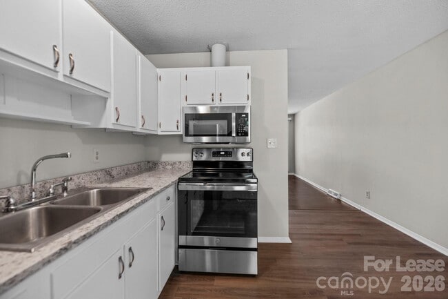 Building Photo - 3315 Erskine Dr