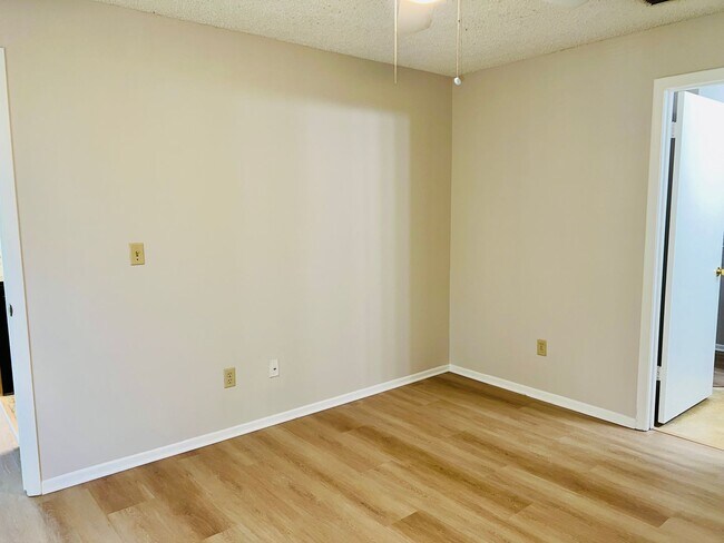 Building Photo - 2585 Grassy Point Dr