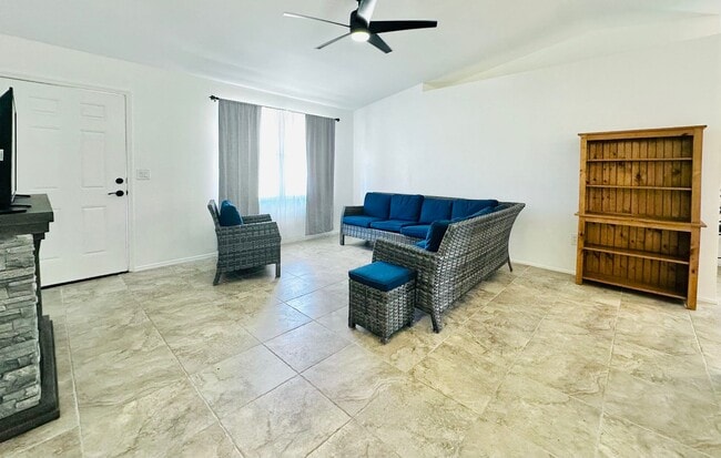 Building Photo - Charming fully furnished 2/2 home in Natur...