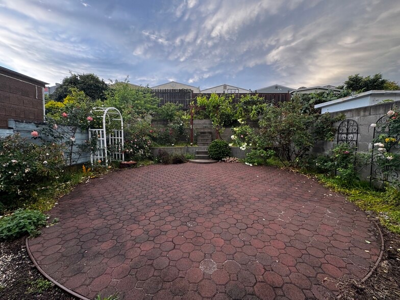 Backyard - 577 Price St