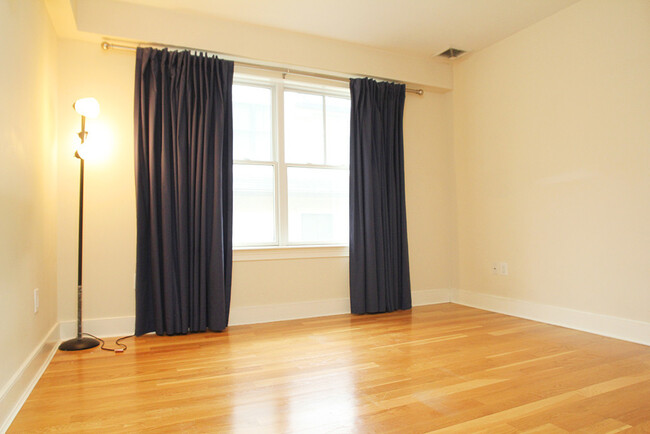 Building Photo - 109 Forest St