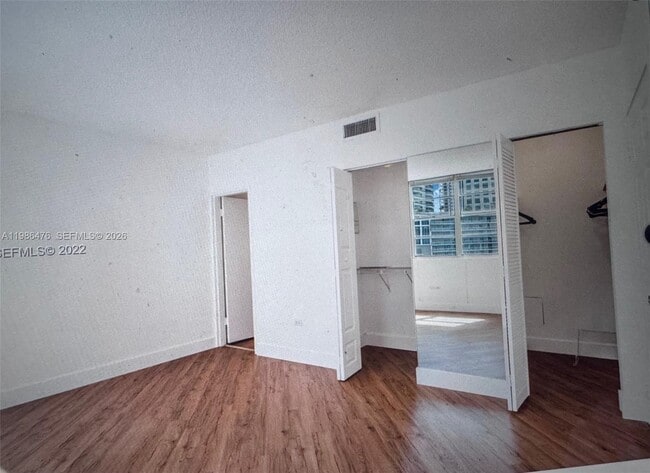 Building Photo - 999 Brickell Bay Dr