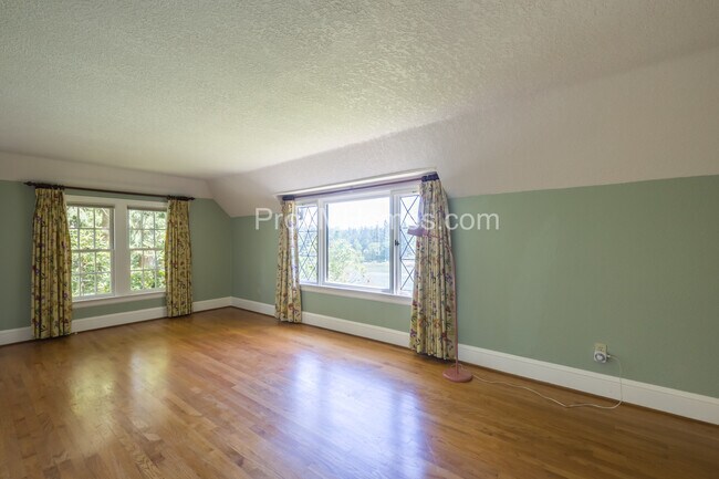 Building Photo - Riverfront Perfection with this Charming 3 Bedroom Lake Oswego Home!