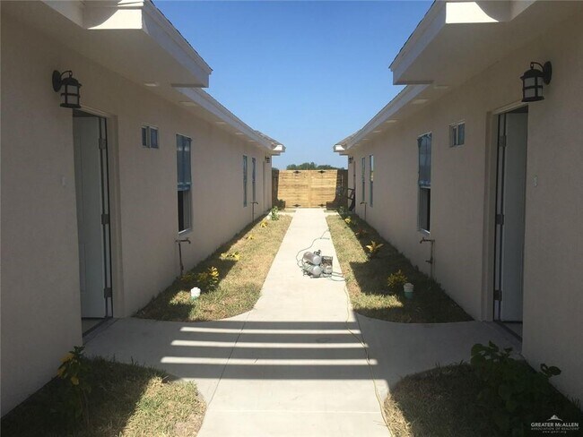 Building Photo - 8 Javalina Ave