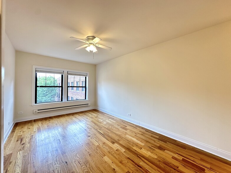 Building Photo - 755 W Cornelia Ave