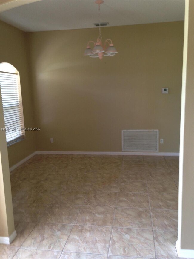 Building Photo - 4634 SW Eagle St