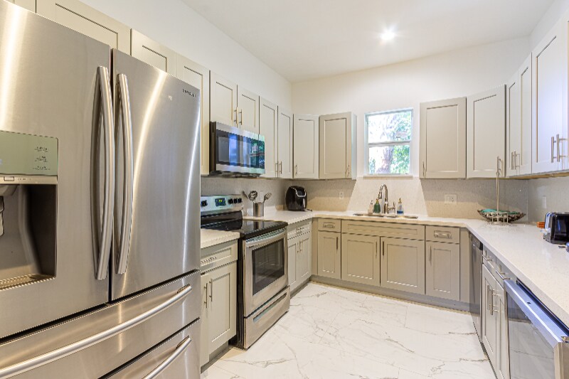 Building Photo - 2213 Simms St