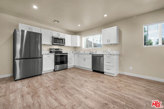 Building Photo - 2816 3/4-2814 W Jefferson Blvd