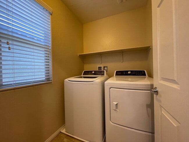 Building Photo - 4 BED 2.5 BATH 2 CAR GARAGE SINGLE FAMILY ...