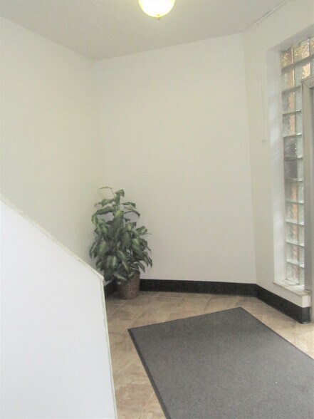 Building Photo - 5712 Phillips Ave