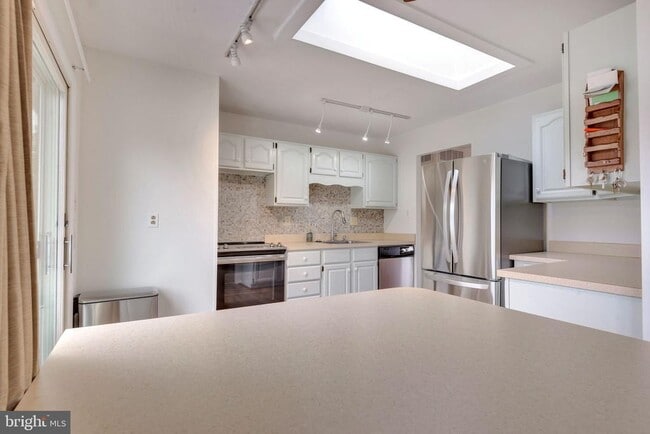 Building Photo - 852 Birchwood Ct